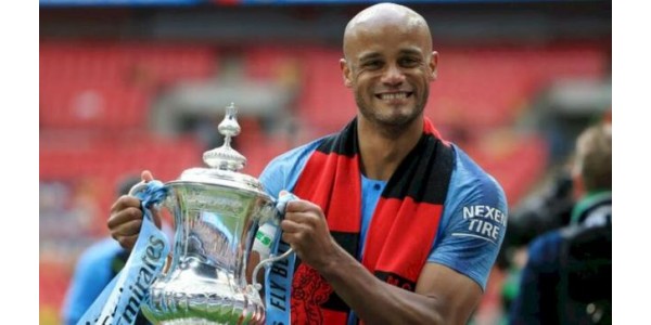 Vincent Kompany saluta Manchester City